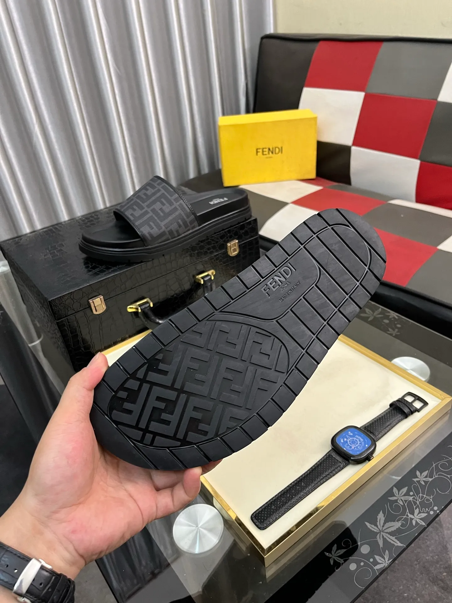 Men's men's shoes💰320⌚️⌚️FENDI Fendi slippers and sandals are shipped💄How can this summer be without the blessing of little monsters💄Original imported special hardware decorative pattern➕Original private model outsole! Details determine success or failure, good quality is not afraid of magnifying details! It feels super comfortable on your feet! This summer you need a pair of trendy, cool and comfortable sandals👣 Standard size: 38-443️⃣Colors available